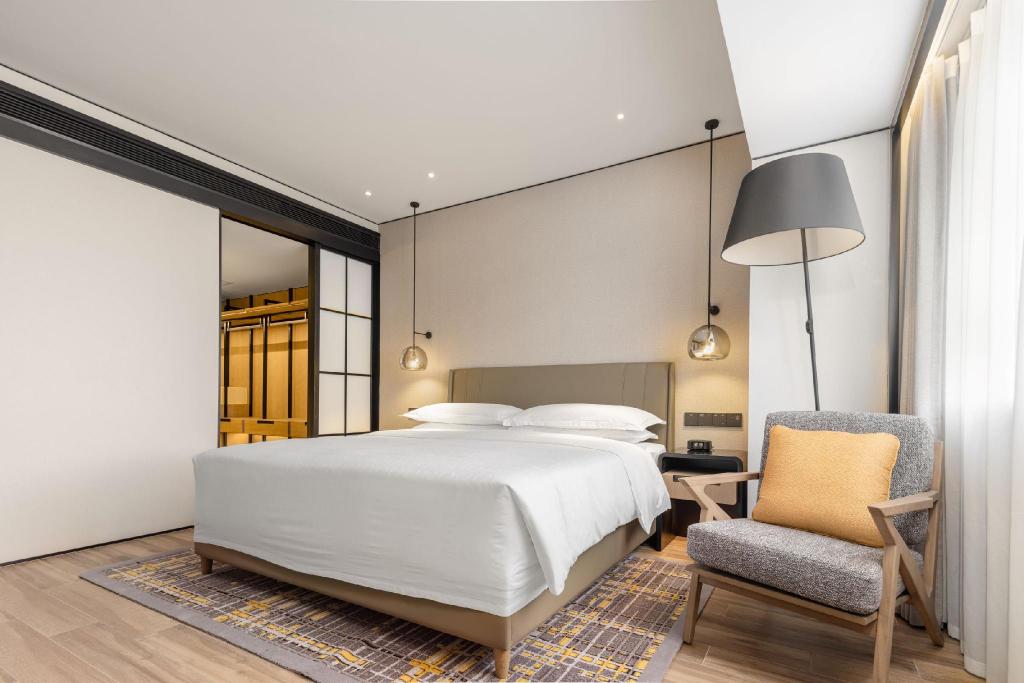 1 Bedroom, Ambassador, Suite, King Bed, Sofa, Club Lounge Access, Large