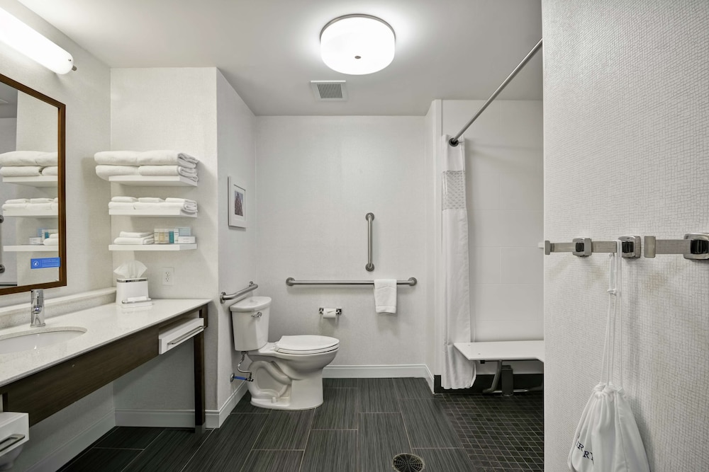 غرفة بسرير كينج لذوي الإعاقة، Hampton Inn Blue Ash Cincinnati Oh 5/6
