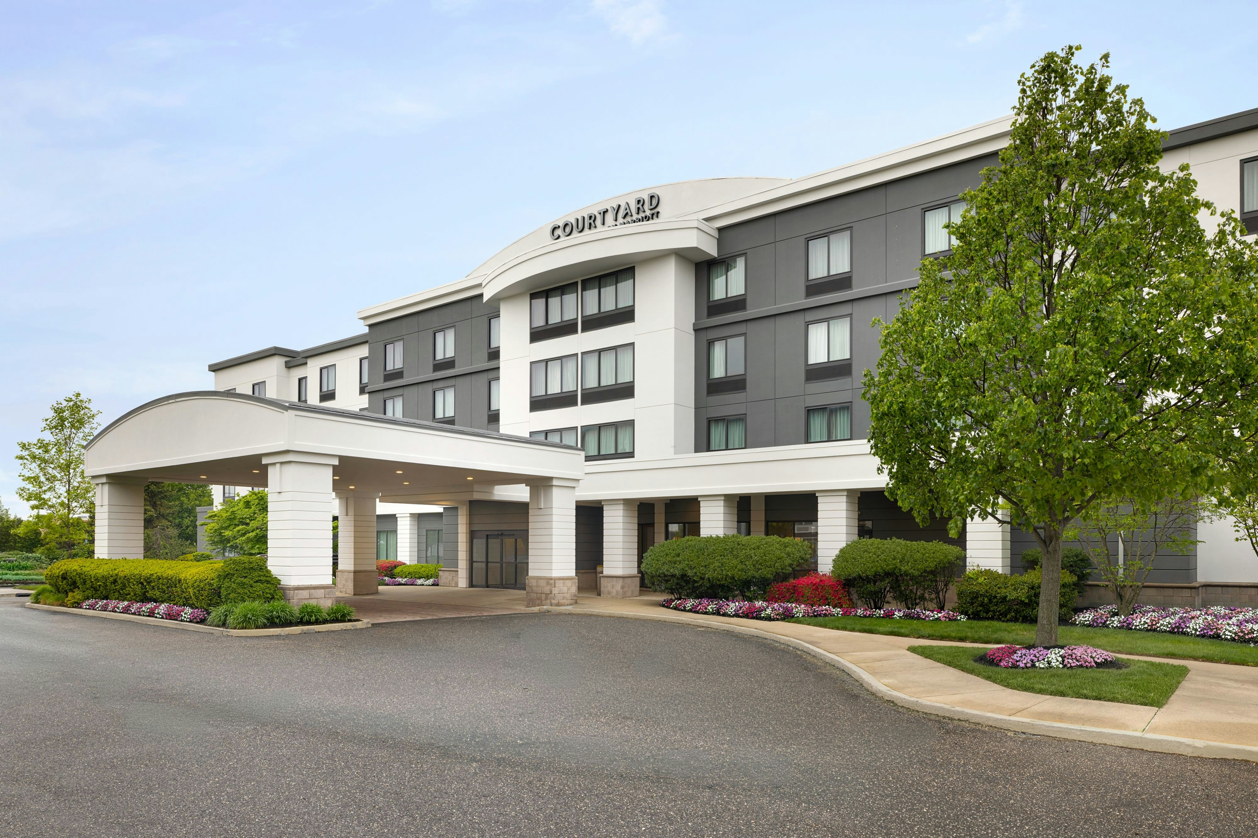 Courtyard By Marriott Republic Aprt Long Island Farmingdale 70/71