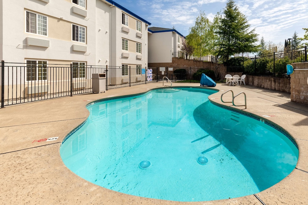 Motel6 Auburn, CA 40/60