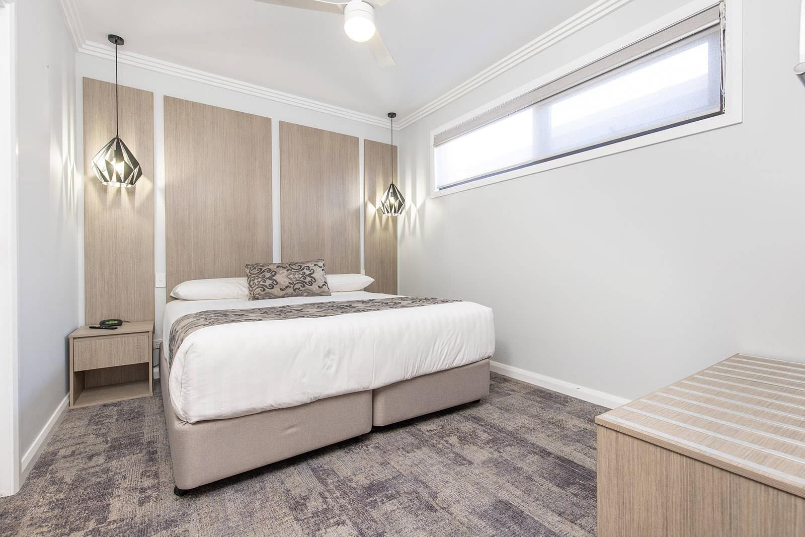 ROOM, KING BED