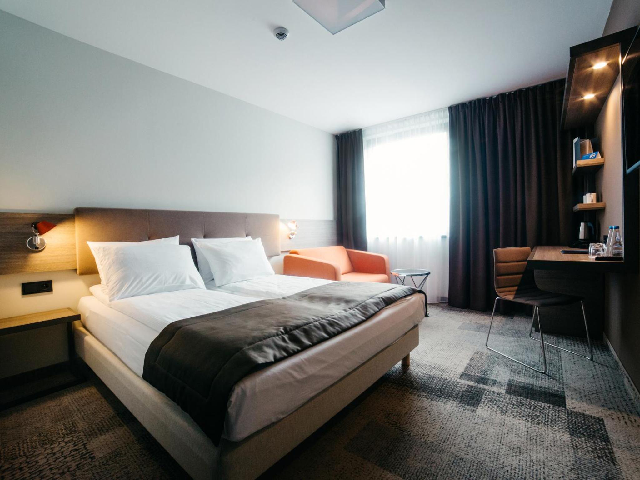 غرفة بسرير مزدوج مع سرير إضافي، Q Hotel Plus Katowice 2/5