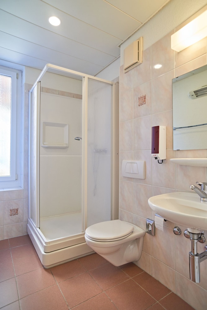 ROOM, SINGLE, SHARED BATHROOM