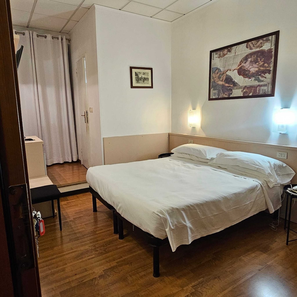 ROOM, DOUBLE BED