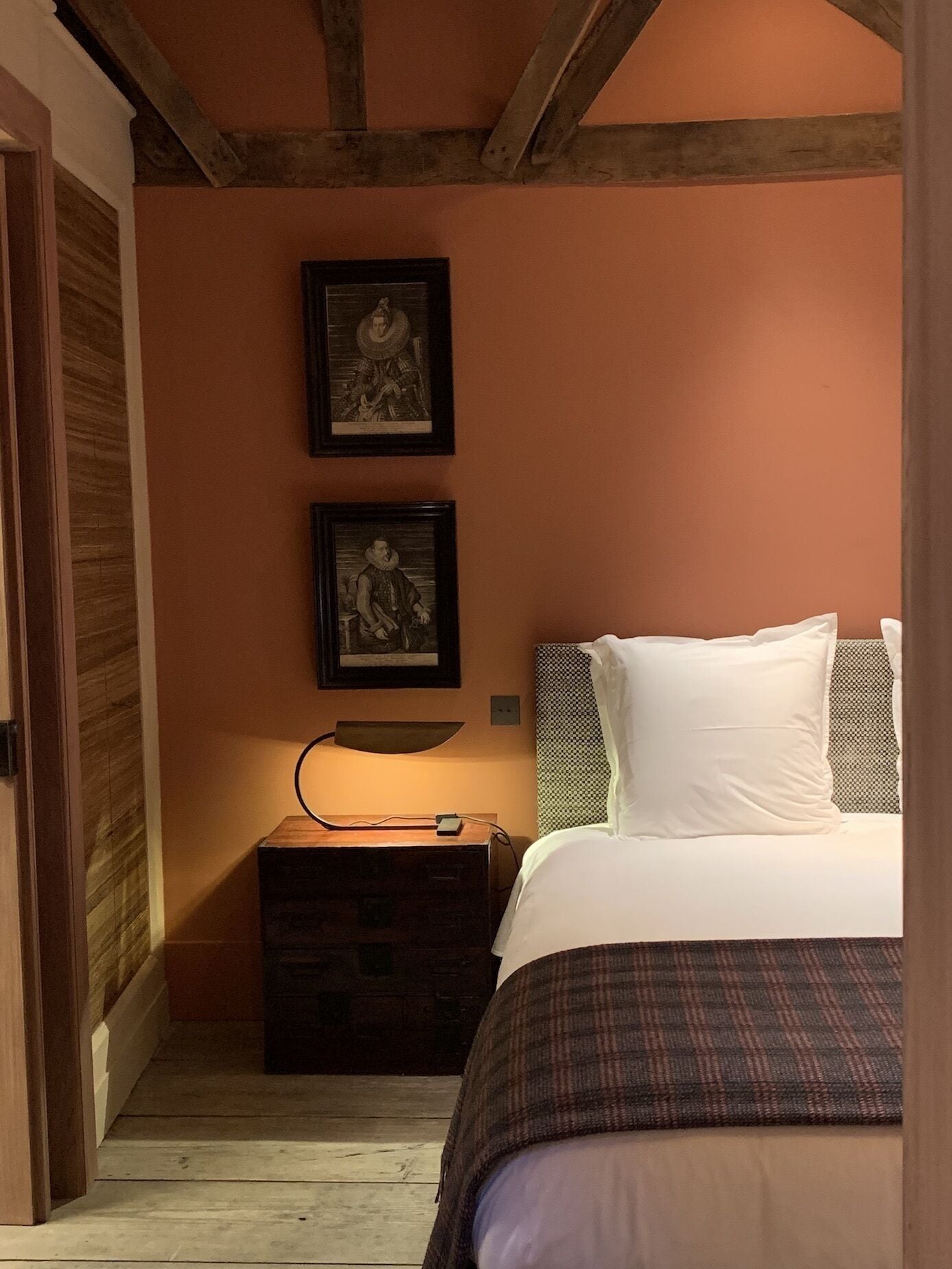 EXCLUSIVE, SUITE