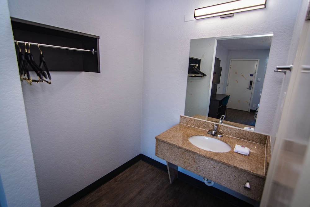 غرفة قياسية بسريرين مزدوجين، Motel6 Ft. Pierce, FL 10/10