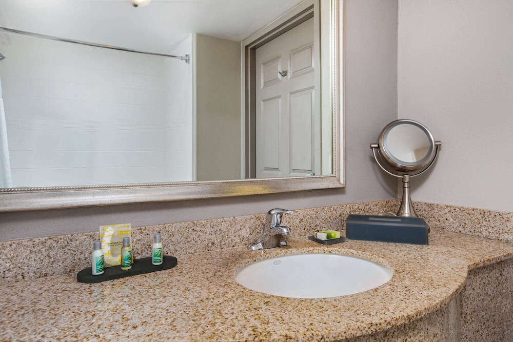 Fairfield Inn & Suites By Marriott Fresno River Park 25/54