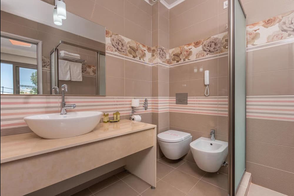 Dionysos Hotel Suites 66/68