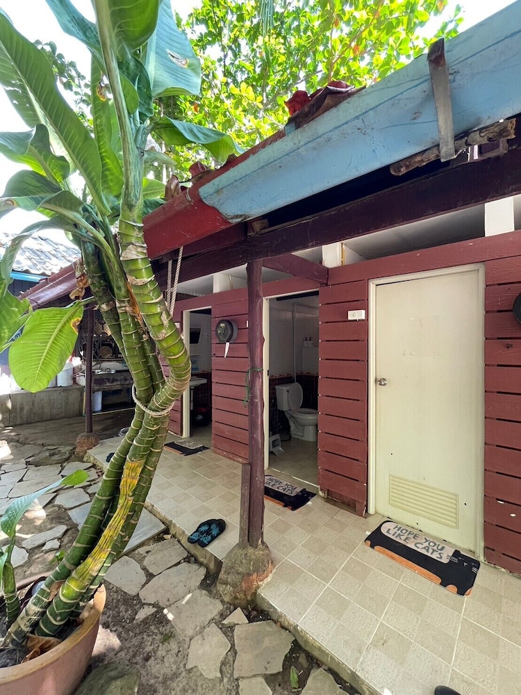 Cliff Cottage Resort 8/75