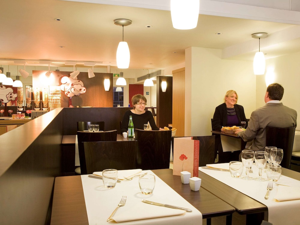 Hotel Mermoz Paris Le Bourget 46/53