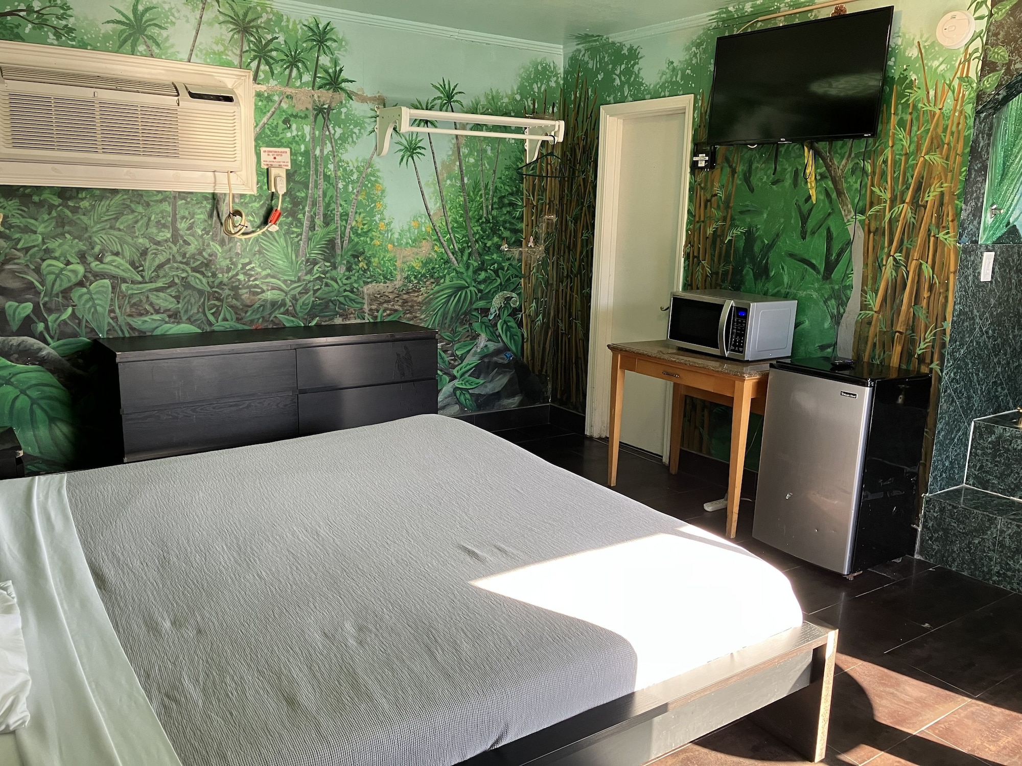 JUNGLE, JETTED TUB