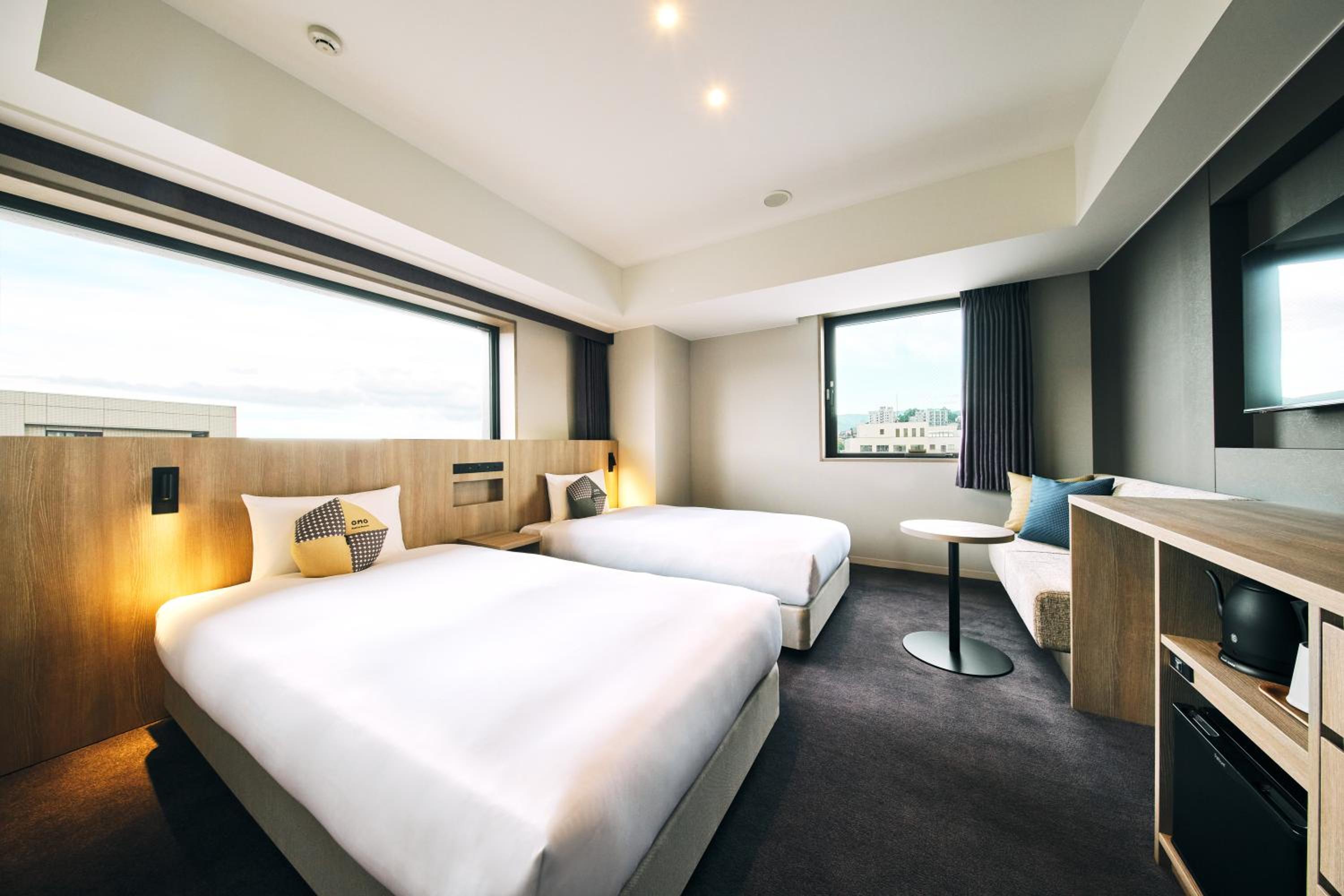 TWIN ROOM
