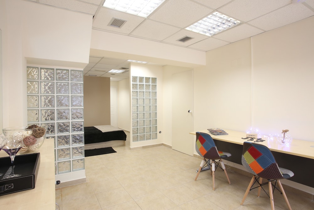 GK Airport Suites 40/49