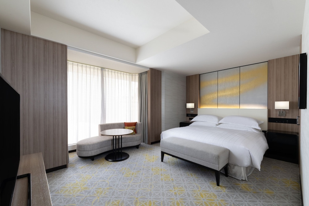 Junior Suite, King Bed, Club Lounge Access