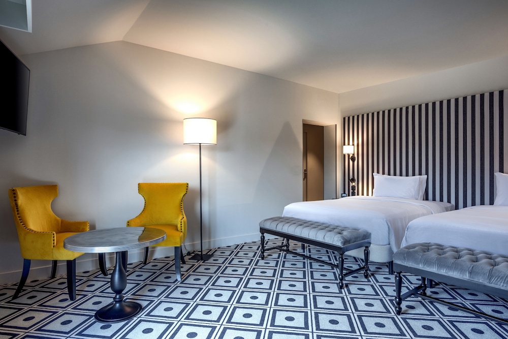 JUNIOR SUITE, 2 DOUBLE BEDS, CITY VIEW