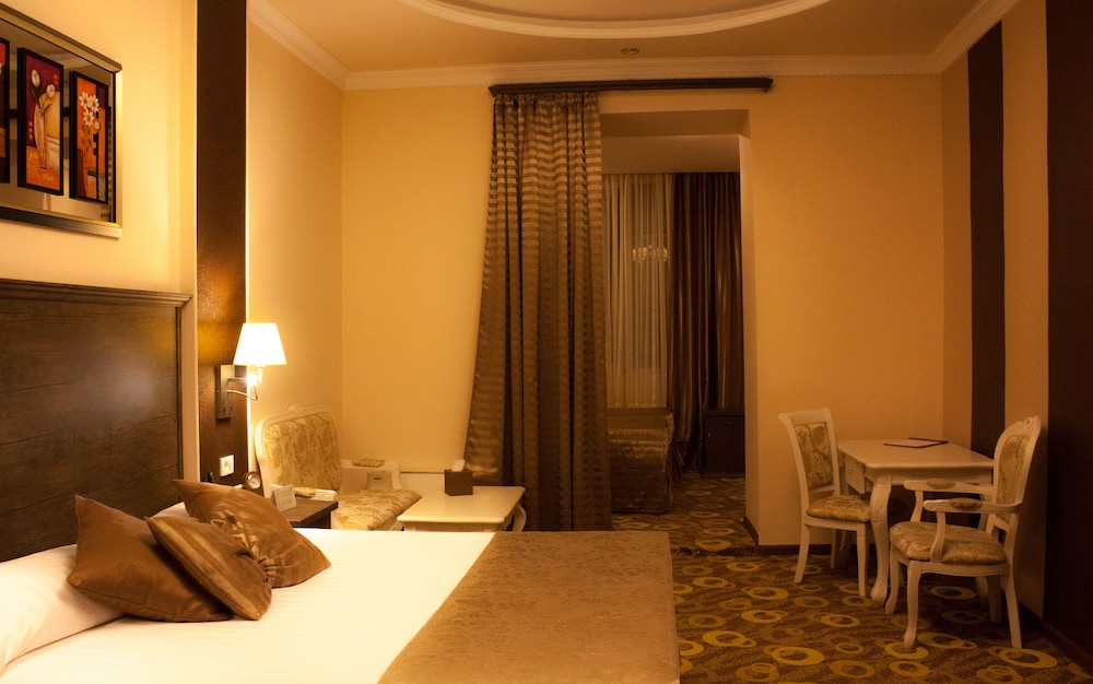 IMPERIAL PALACE HOTEL 37/73