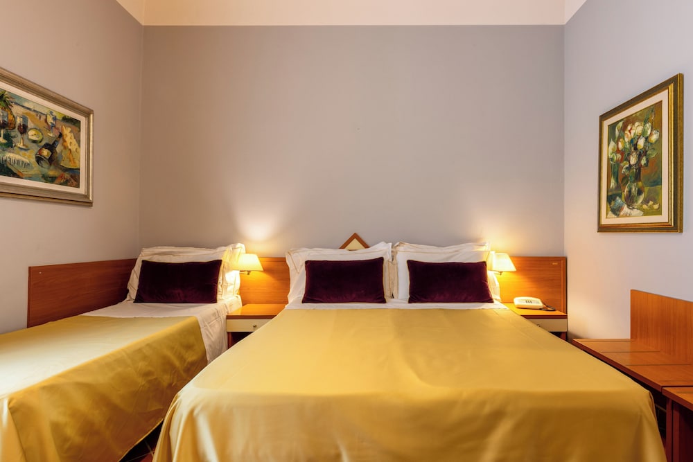 Economy, Triple, 1 Queen and 1 Single Bed, Stair Access Only