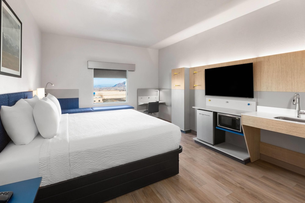 Suite, King Bed, Accessible, Microtel Inn & Suites by Wyndham Tooele 5/6