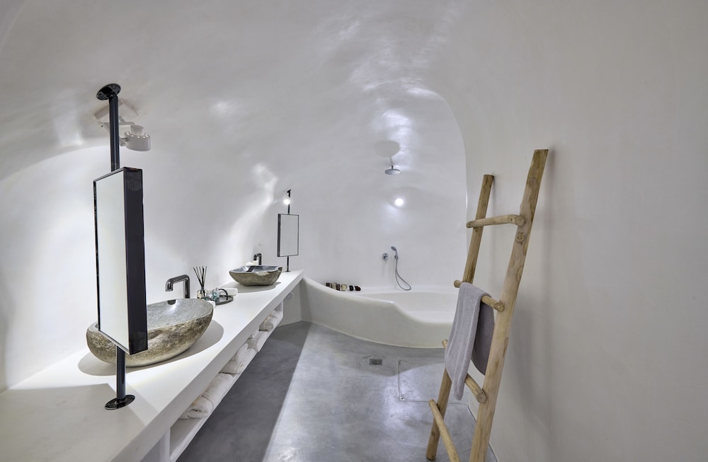 Cave Suite Oia 20/30