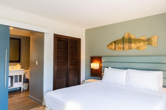 Lakehouse Hotel and Resort 14/100