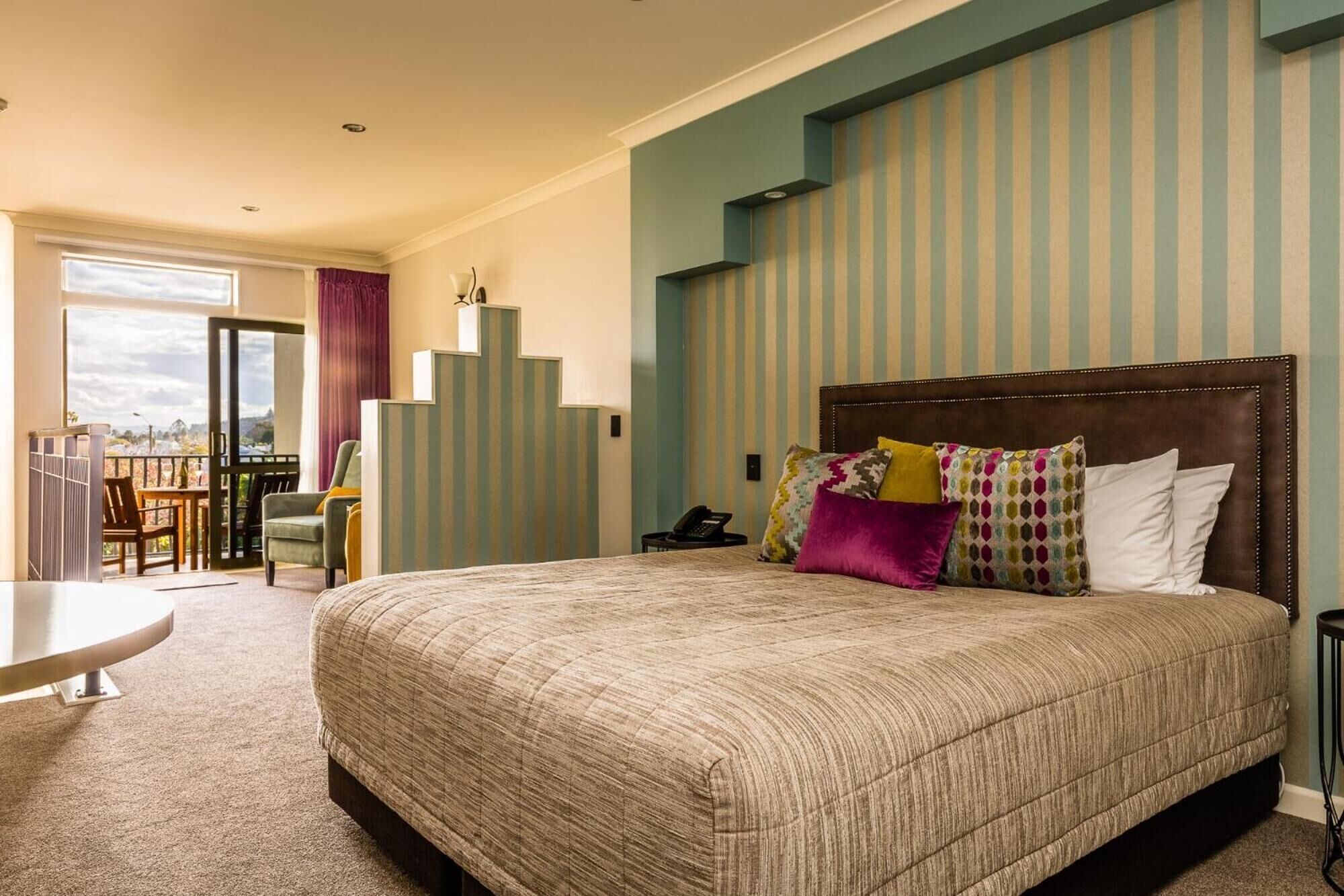 Art Deco, Studio, Suite, Queen Bed, High Floor