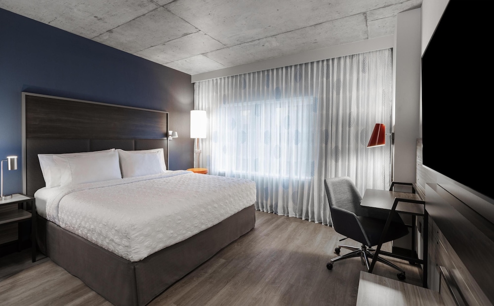 ROOM, KING BED