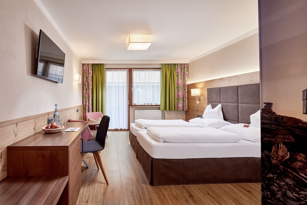 Hotel Neue Post 25/75