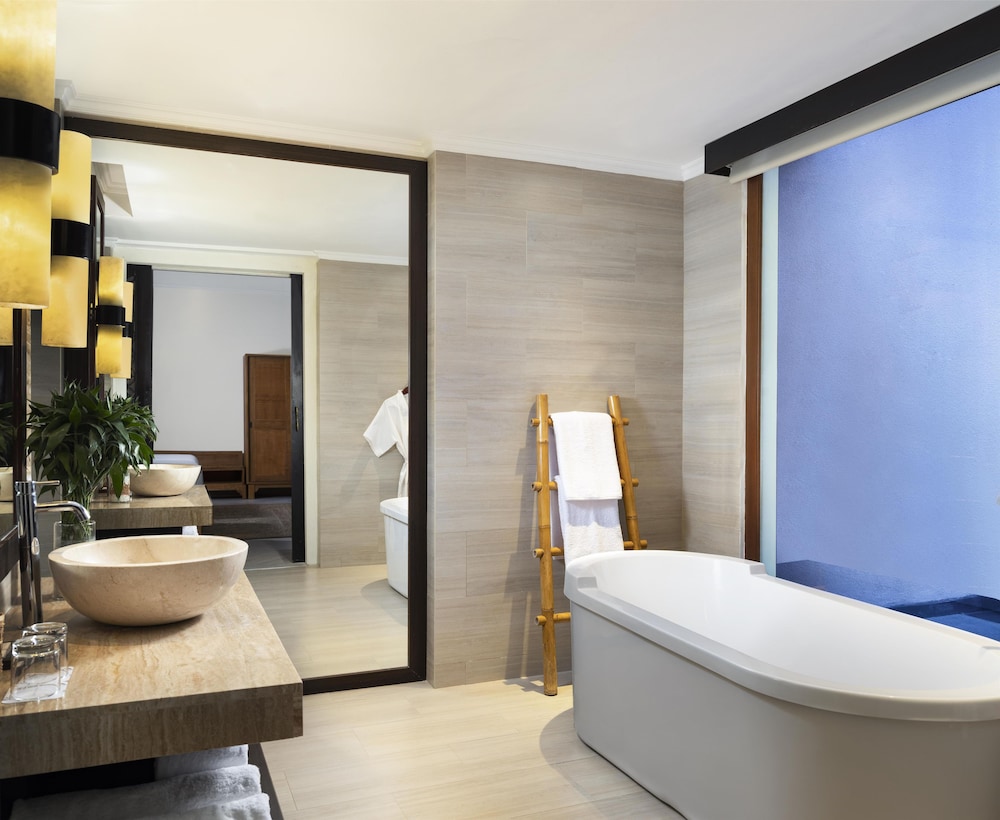 Avani Seminyak Bali Resort 75/77
