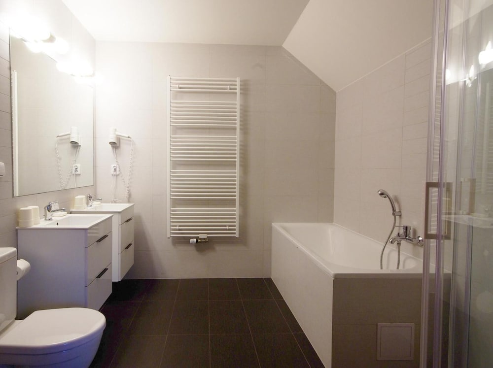 Adeba Hotel 4/49