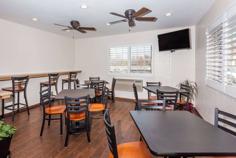 Super 8 By Wyndham Visalia 18/26