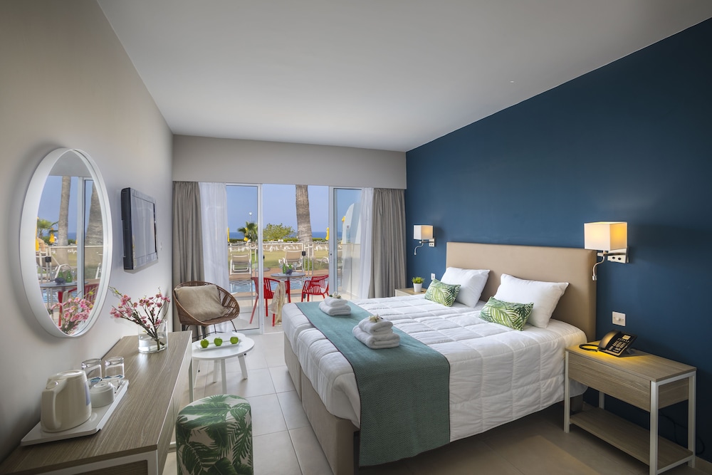 Swim Up, Twin Beds