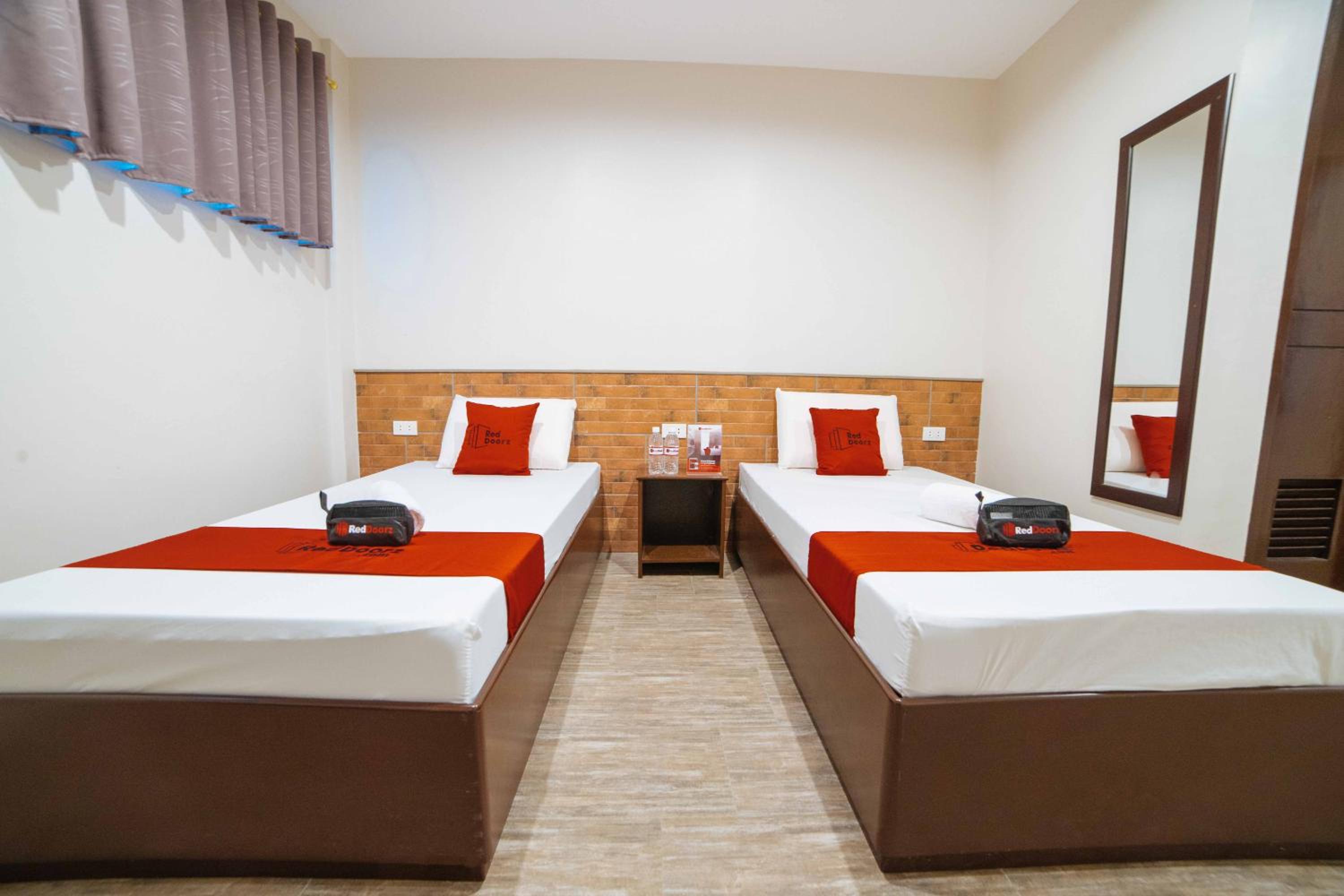 غرفة بسريرين منفصلين، RedDoorz @ Traveler's Inn Bajada Davao 3/5