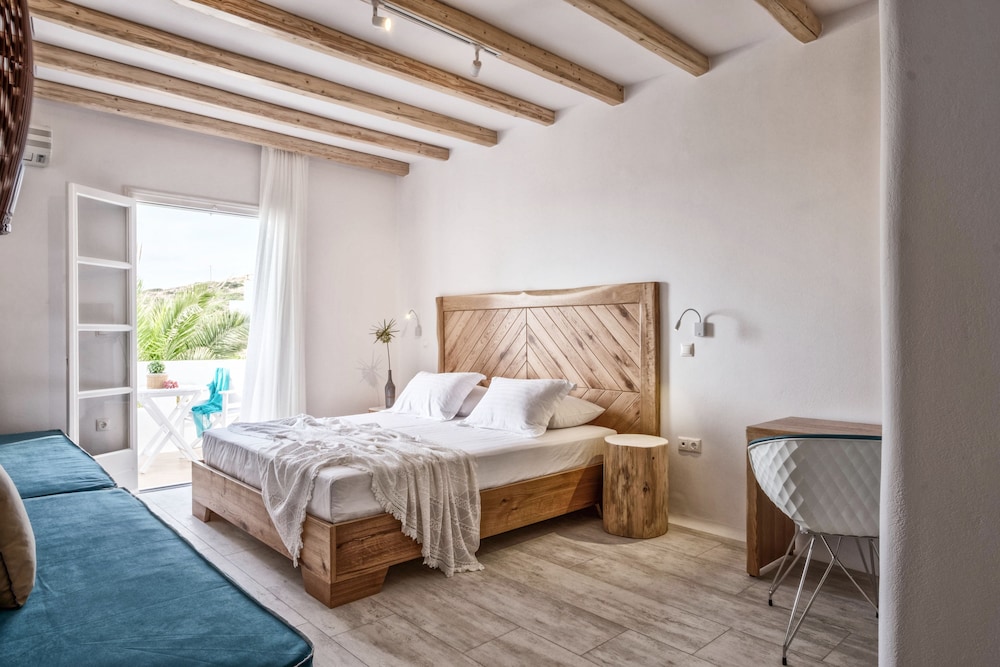 ROOM, QUADRUPLE