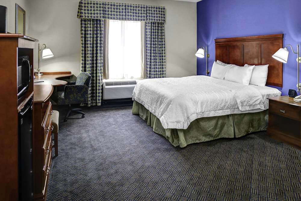 غرفة بسرير كينج