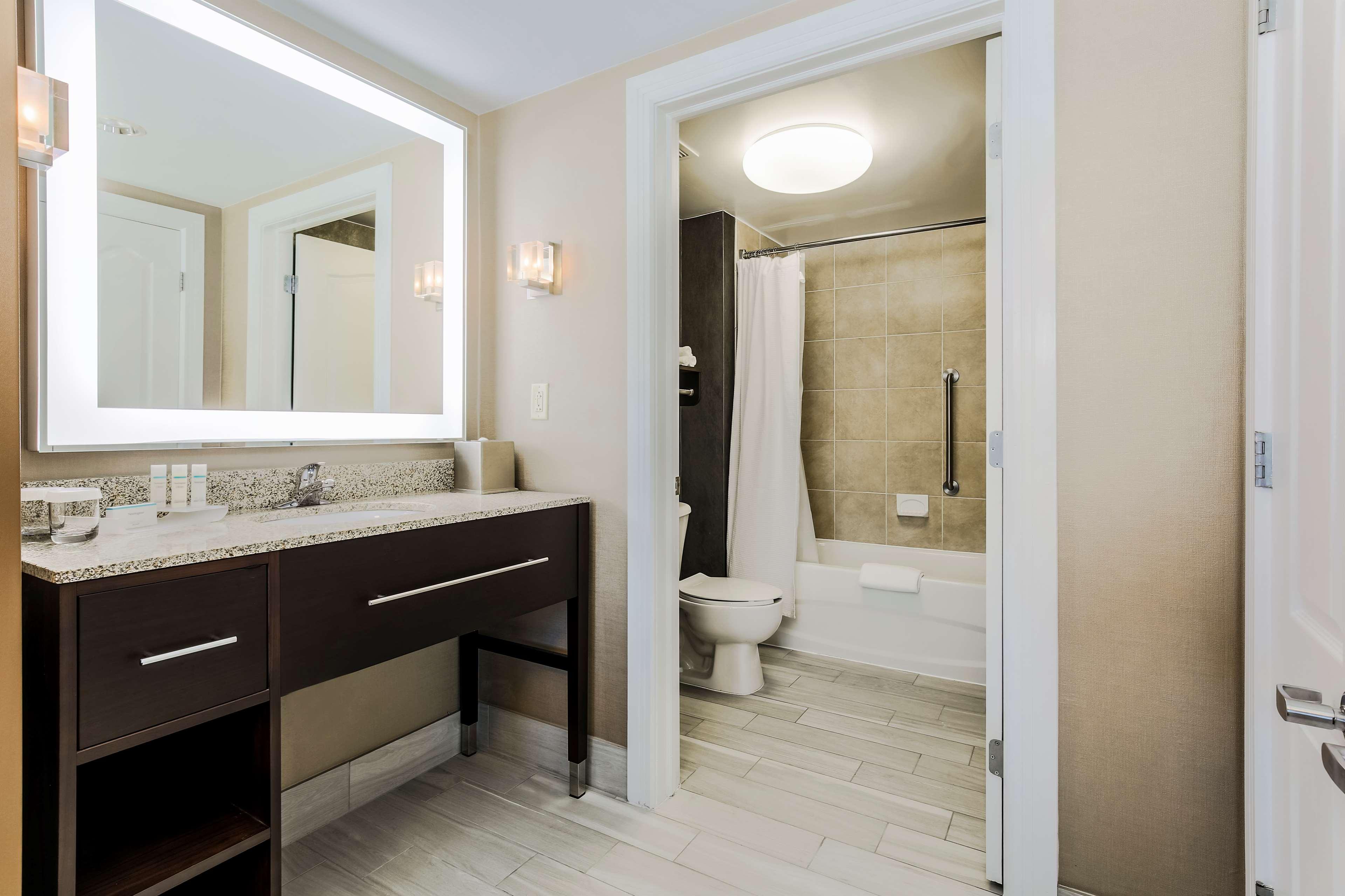 2 Bedrooms, Suite, 2 Bathrooms