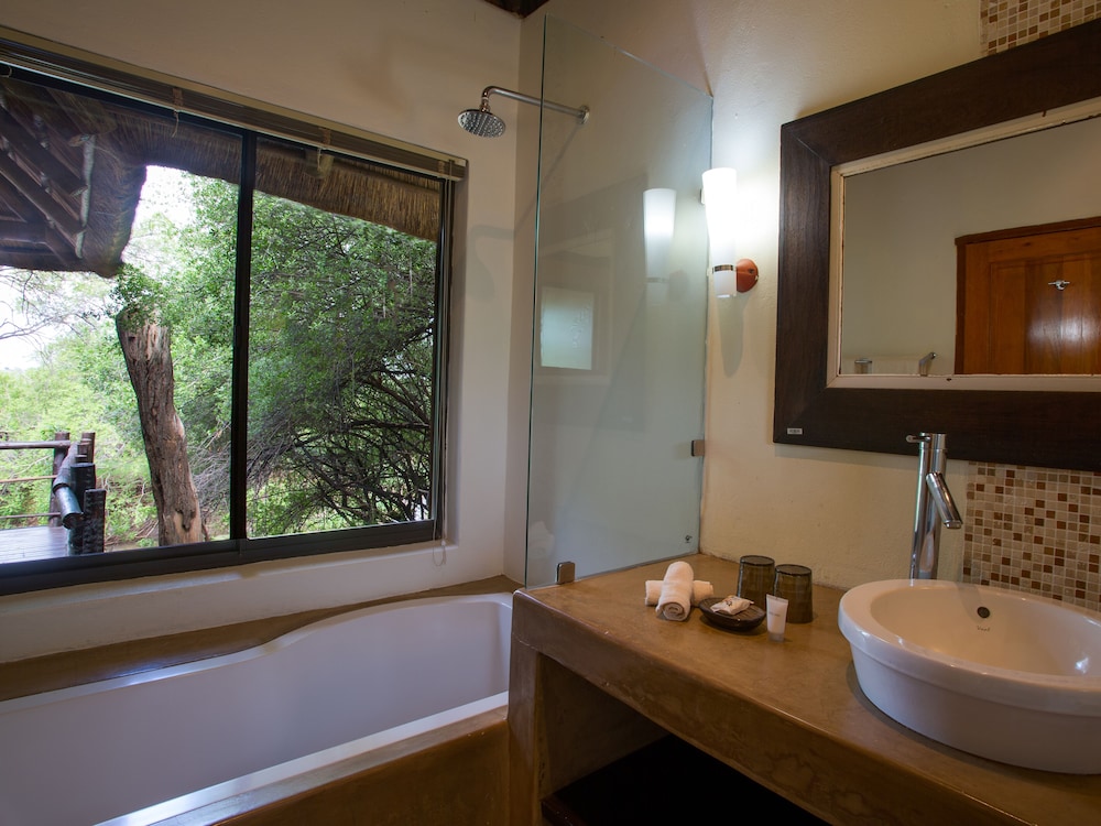 MADIKWE RIVER LODGE 41/42