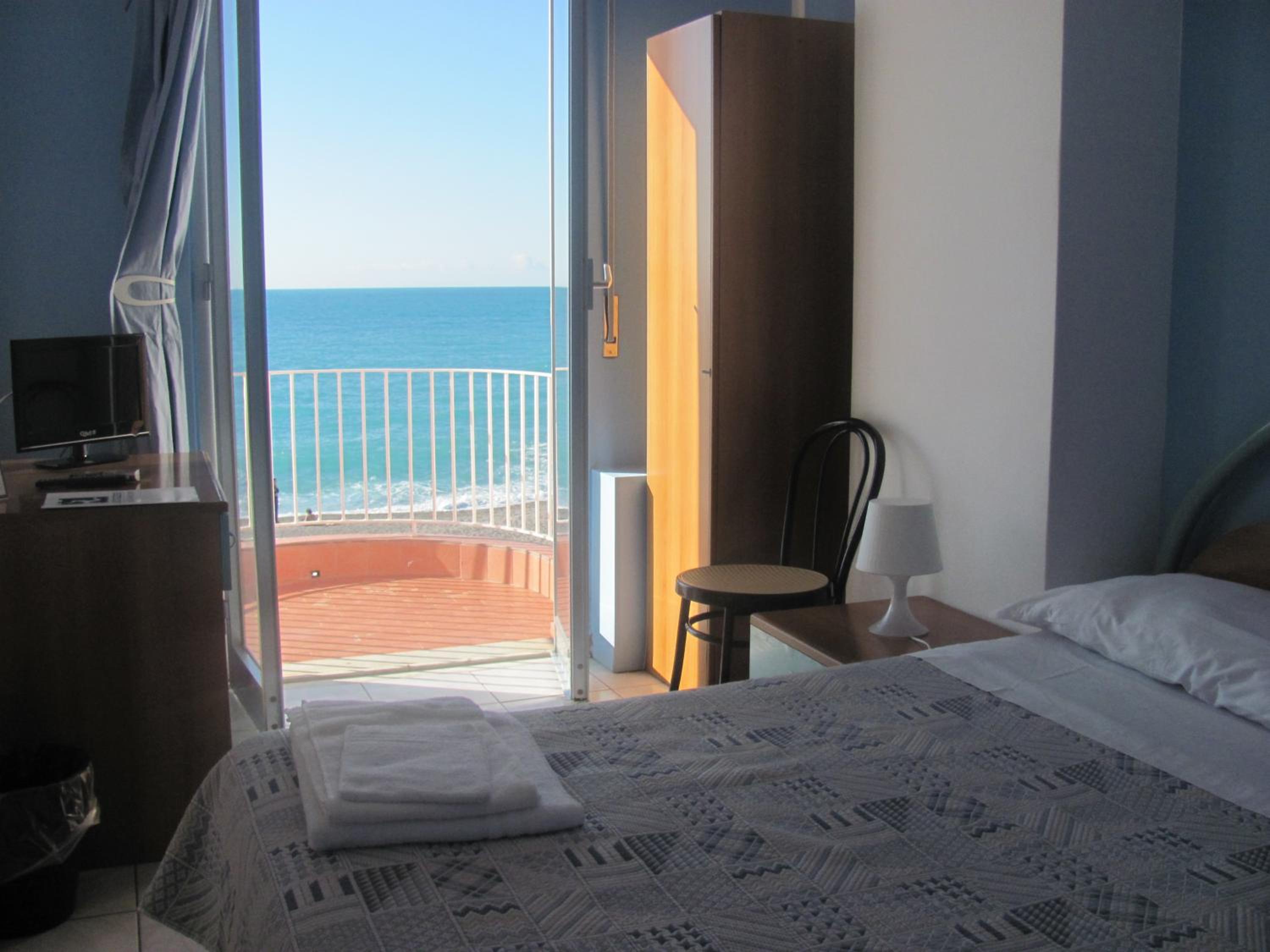 غرفة بسرير مزدوج بإطلالة على البحر بشرفة، Hotel La Scogliera 4/10