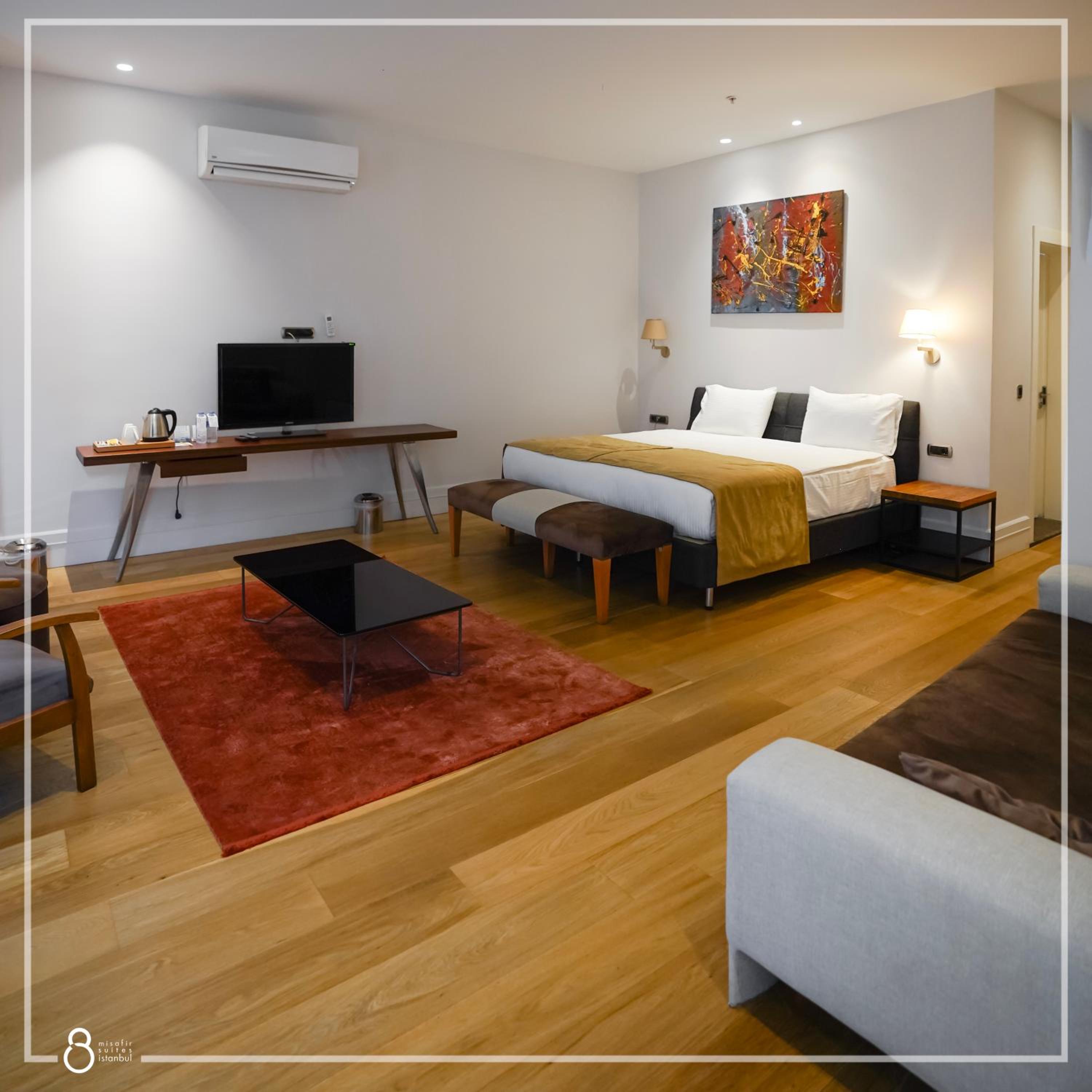Suite, King Bed, Sofa, Hot Tub