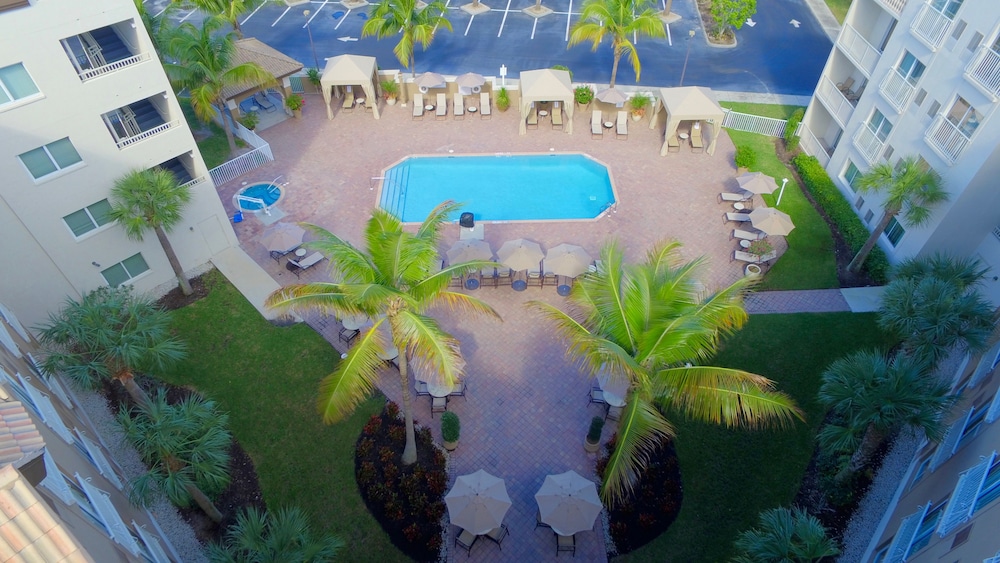 Holiday Inn Express and Suites Naples Downtown 27/64