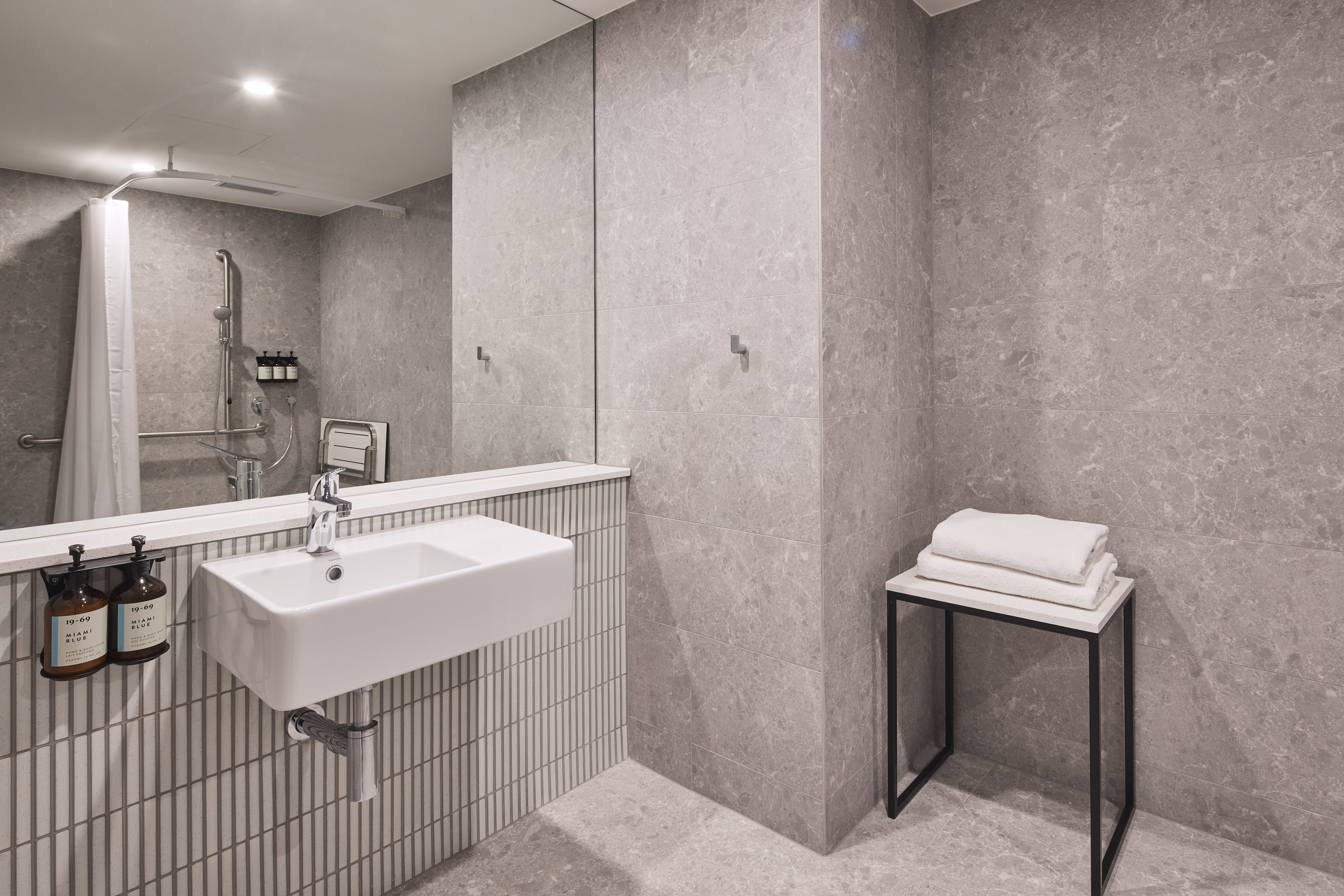 ROOM, KING BED, CITY SIDE, ACCESSIBLE