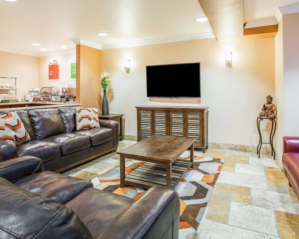 Comfort Inn & Suites Salinas City Center Area 32/45