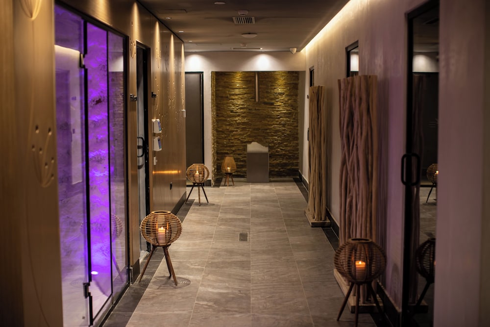 Fafa Premium Hotel 68/70