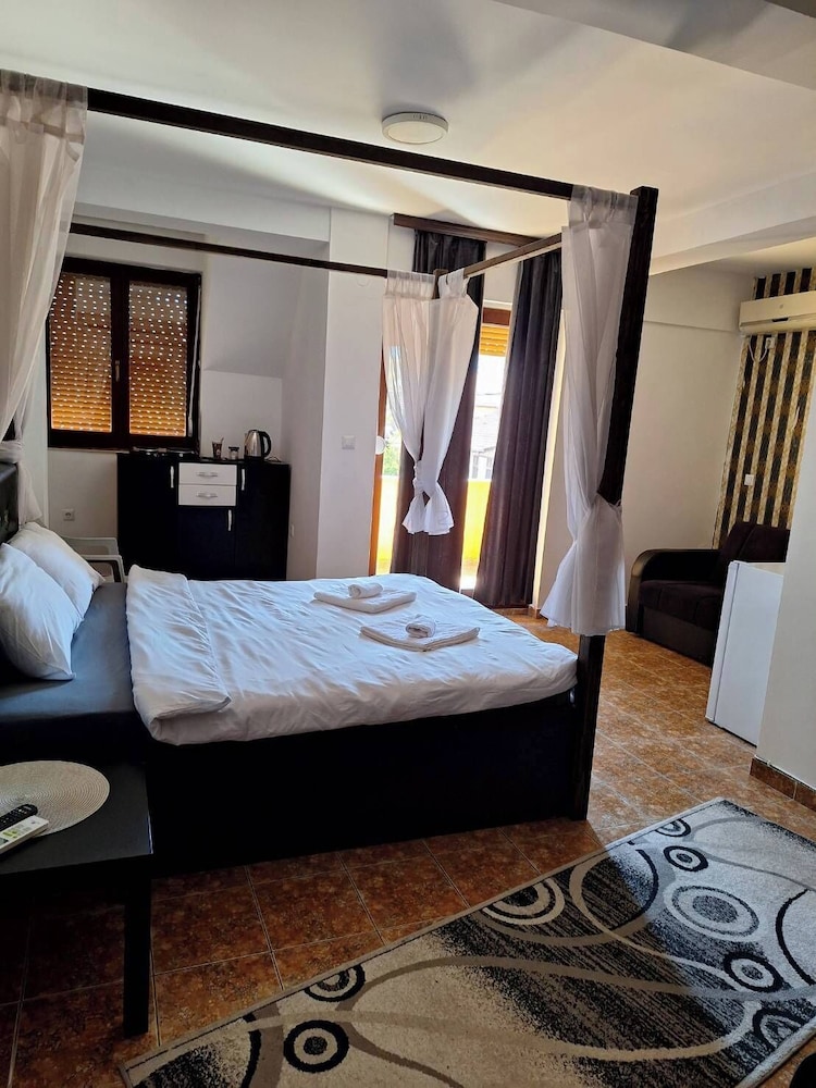 Comfort, Triple, 1 Queen and 1 Single Bed