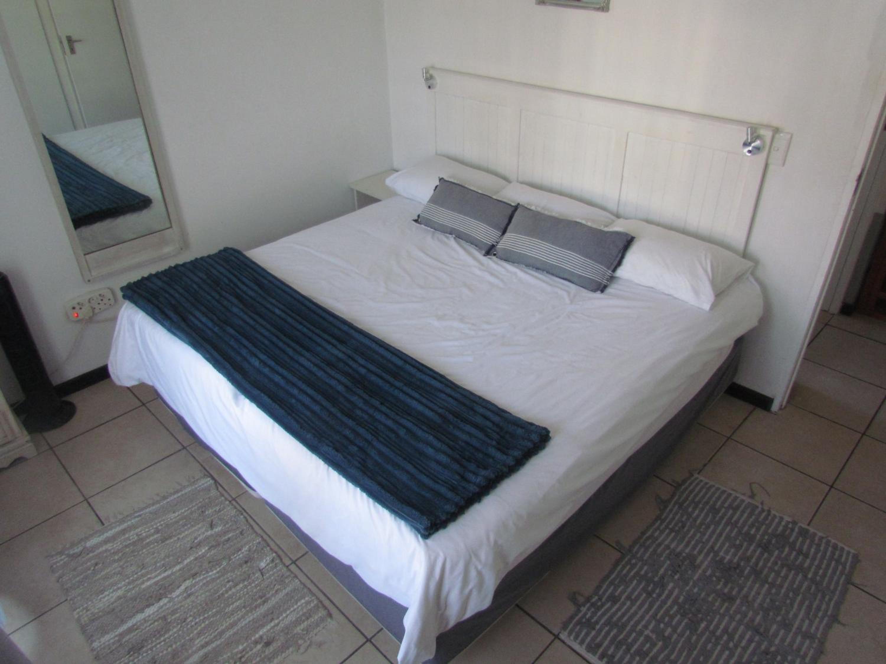 Santini Lace Self Catering 8/29