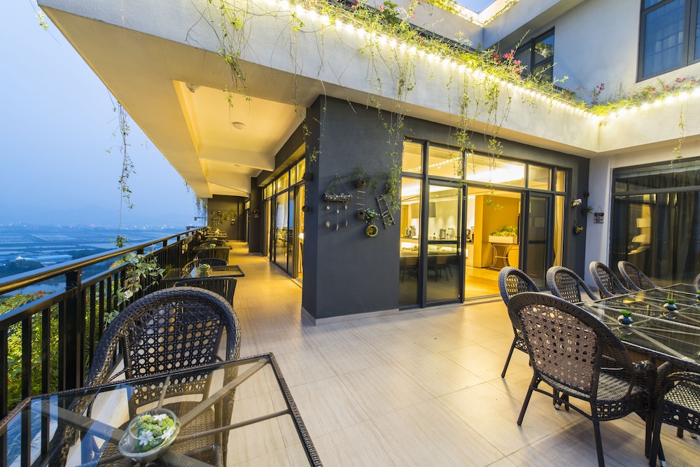 Fengyue Hotel 38/47