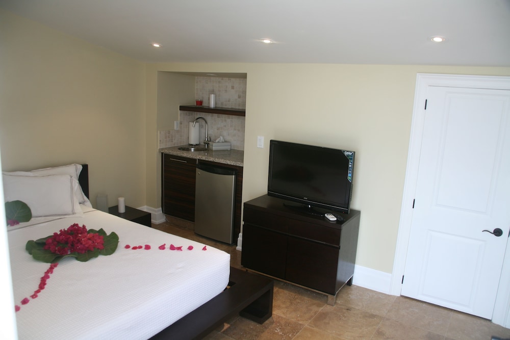 The Atrium Resort 10/66