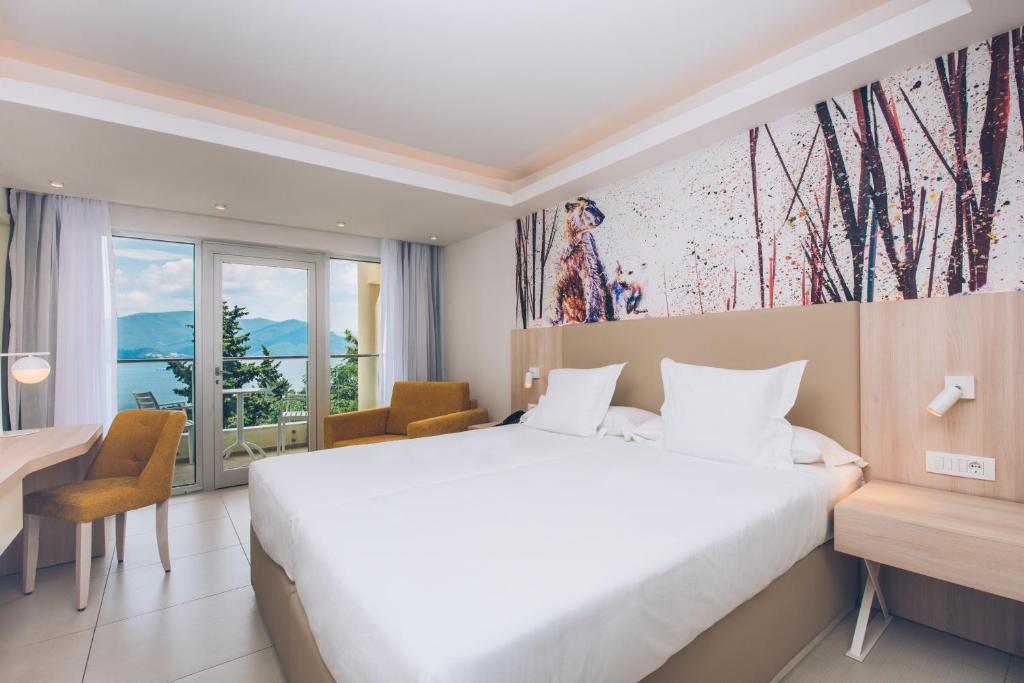 Room, Double or Twin Bed, Lateral Side Sea View