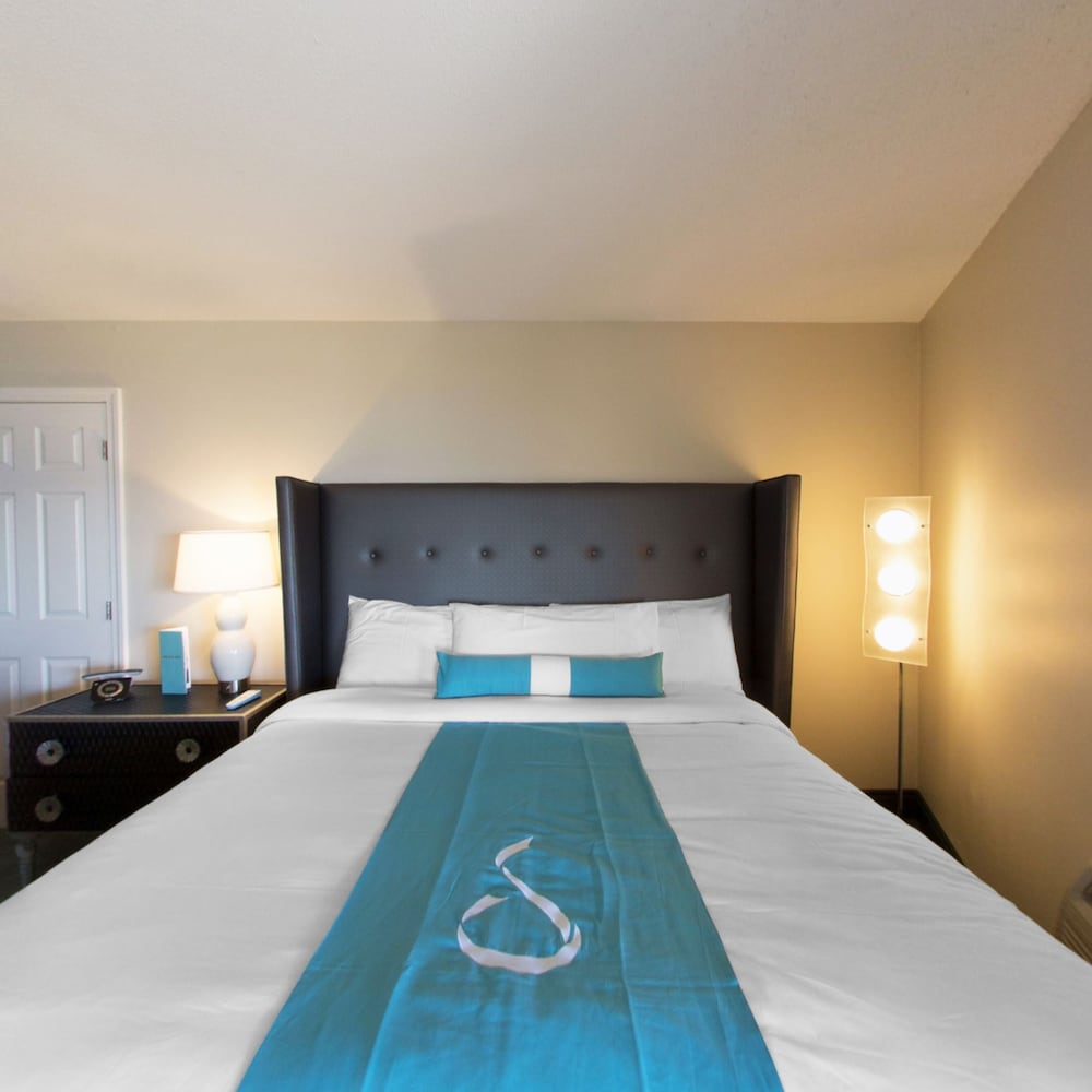 Aqua Blue Hotel & Conference Center 31/61