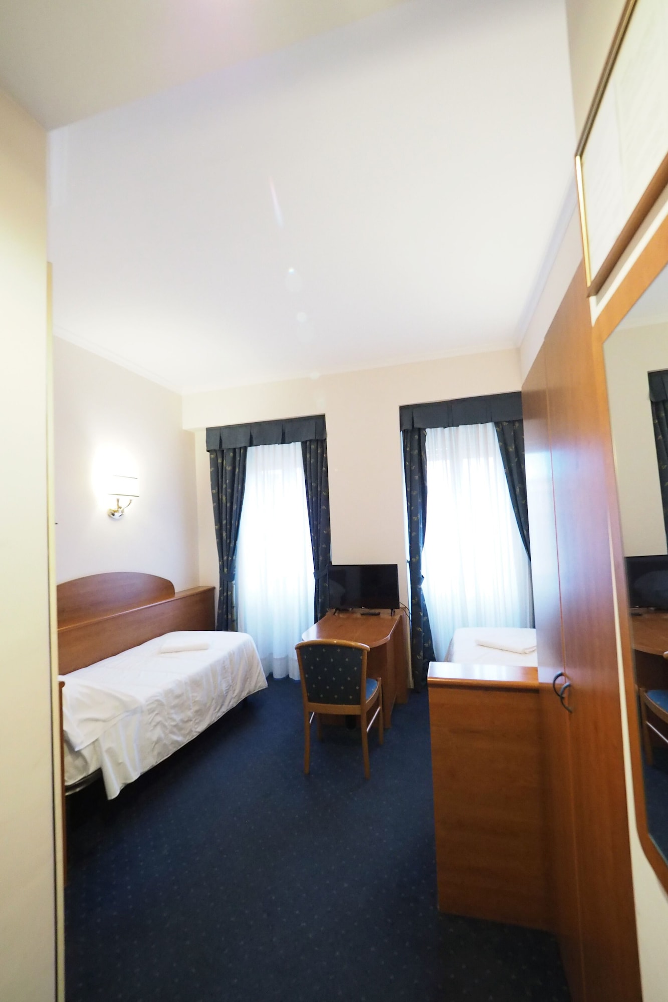 ROOM, DOUBLE BED