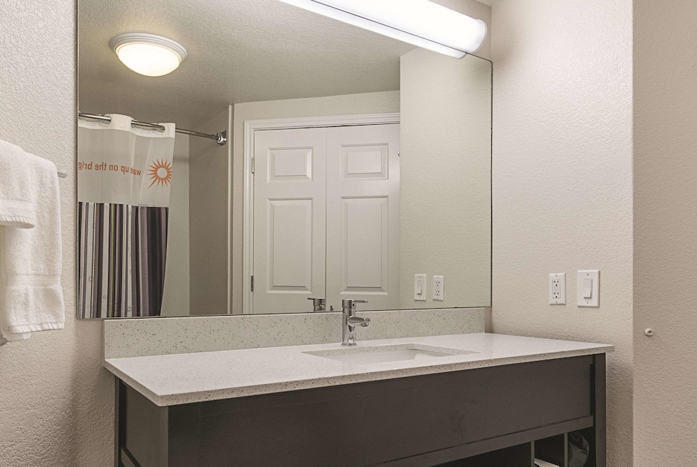La Quinta Inn & Suites by Wyndham Ontario Airport 9/58